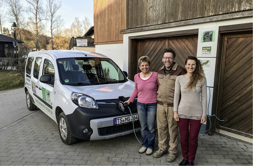 



Das Ehepaar Gruber mit der Autorin dieses Beitrages: Nach dem E-Auto kam die Photovoltaik aufs Dach.
