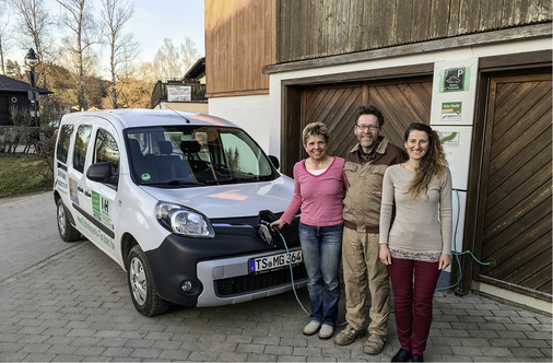 <p>
</p>

<p>
Das Ehepaar Gruber mit der Autorin dieses Beitrages: Nach dem E-Auto kam die Photovoltaik aufs Dach.
</p> - © Foto: Nawroth/Gruber

