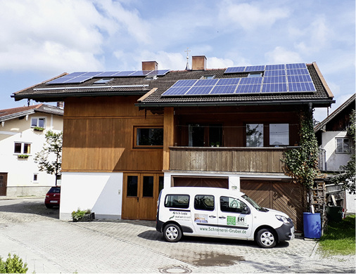 



Die Dachfläche des Wohnhauses mit Werkstatt wurde weitgehend ausgenutzt, um die Ladesteckdose optimal zu versorgen.
