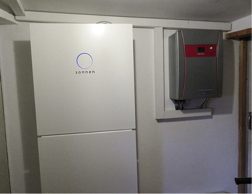 



Herzstück der elektrischen Versorgung ist eine Speicherbatterie von Sonnen, die den Solarstrom puffert und die Energieströme regelt.
