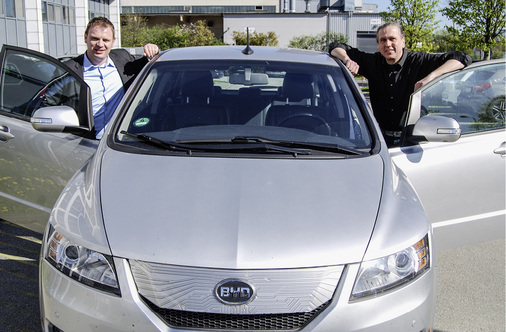 
Franz-Josef Feilmeier und Heiko Schwarzburger testen in Deggendorf den E6.



