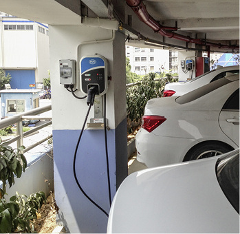 



Vollelektrisch: das Parkhaus für die Belegschaft.
