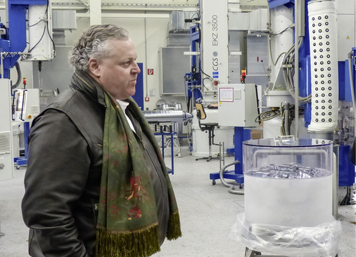 



Frank Asbeck beobachtet die Herstellung von Ingots im Werk in Arnstadt.
