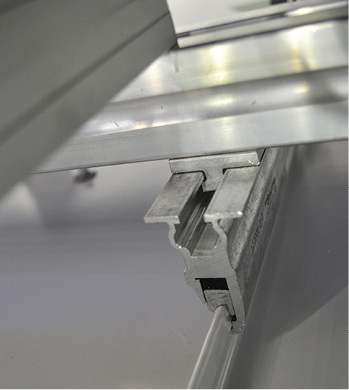 <p>
Der neue Befestiger belastet die Falz nicht mehr seitlich, sondern von oben. Das ist stabiler.
</p> 
Der neue Befestiger belastet die Falz nicht mehr seitlich, sondern von oben. Das ist stabiler.