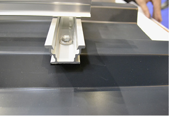 <p>
</p>
<p>
Ambivolt schraubt die Schiene direkt auf die Pfette. Damit erspart sich der Monteur die Stockschraube.
</p> - © Foto: Velka Botika
 
Ambivolt schraubt die Schiene direkt auf die Pfette. Damit erspart sich der Monteur die Stockschraube.