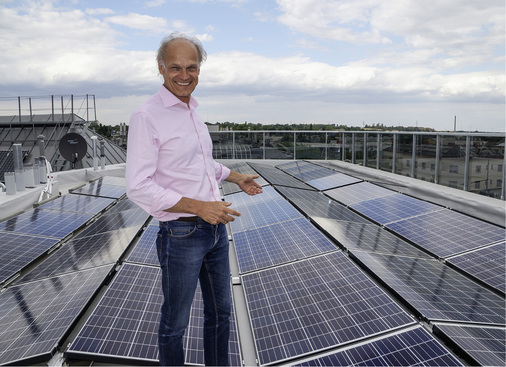 



Mit Pioniergeist voraus: Der Planer Roman Weigl präsentiert die Photovoltaikanlage, mit der die Wärmepumpe betrieben wird.
