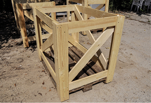 
Eine Anleitung von PVEX hilft beim Bau einer passenden Bretterbox, mit der sich Module gesetzeskonform und kostengünstig transportieren lassen.
