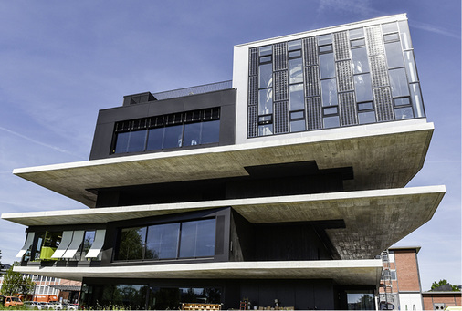 



Die Isolierglasscheiben im oberen Teil des Gebäudes sind teilweise mit Solarzellen bestückt. Sie erzeugen Strom, spenden Schatten und sorgen für die Dämmung.
