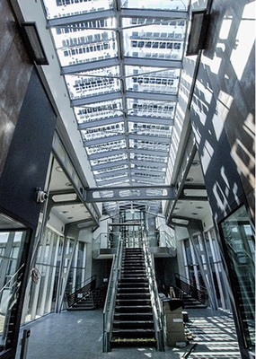 
Die Lamellen unter dem Glasdach erzeugen nicht nur Strom, sondern verringern auch den Kühlbedarf.



