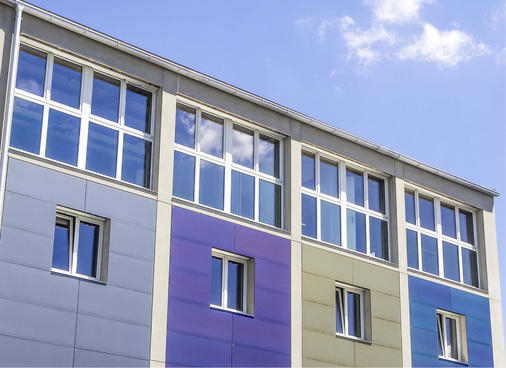 <p>
</p>

<p>
Einst war es ein Kohlesilo, jetzt ist es ein Bürogebäude. Die Dünnschichtmodule sind mit einem Cromatix-Glas versehen, das für die Farbe an der Fassade sorgt.
</p> - © Foto: Solvatec

