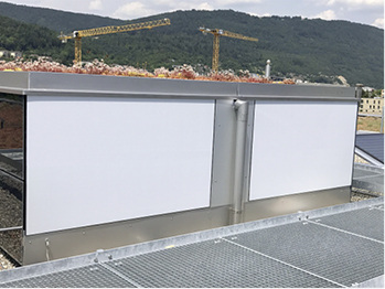 



Die Testinstallation sieht etwas nüchtern aus. Aber sie ist eine echte Sensation. Denn die weißen Module liefern Strom. Die Solarzellen sind komplett unsichtbar.
