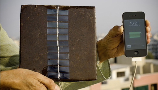 <p>
</p>

<p>
Mit diesen Solardachziegeln könnten vielleicht demnächst die Dächer der Slums in Indien ausgestattet werden. Das Unternehmen Rematerials hat einen Dachziegel entwickelt, der aus altem Karton und landwirtschaftlichen Abfallstoffen besteht. Aktuell wird daran gearbeitet, in dieses Material Solarzellen zu integrieren. 
</p> - © Foto: ReMaterials

