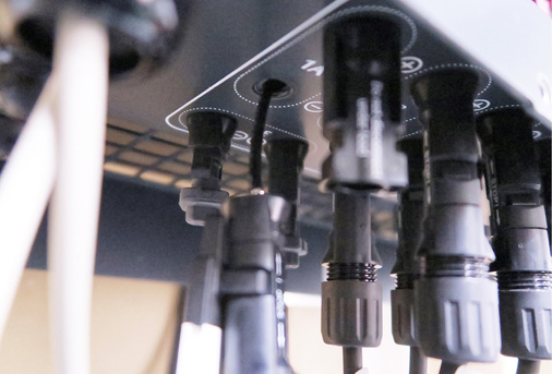 



Dieser Stecker ist lose. Faktisch lässt er sich nicht reparieren, weil man beinahe nicht herankommt.
