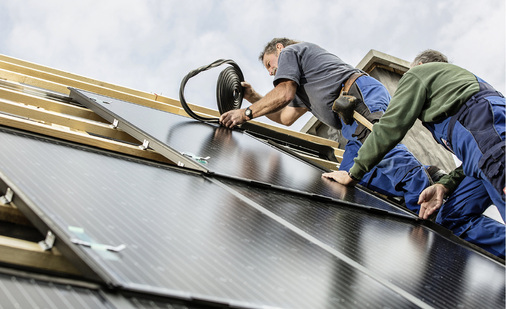 <p>
</p>

<p>
Einbau der Module und Abdichtung der Indachanlage im sächsischen Kipphausen. Hier arbeiteten Solarteur und Dachdecker Hand in Hand.
</p> - © Foto: Solarwatt

