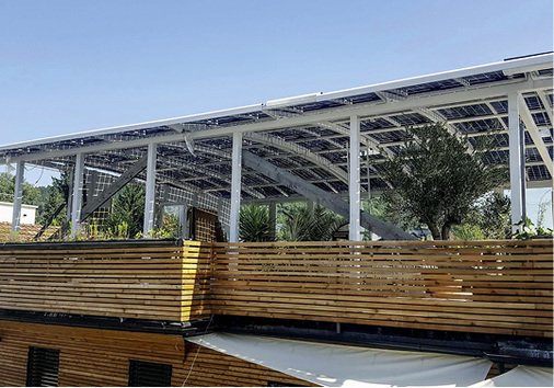 <p>
</p>

<p>
Auf das Flachdach dieses Gebäudes wurde ein Solarpavillon gesetzt.
</p> - © Foto: Clickcon

