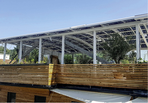



Auf das Flachdach dieses Gebäudes wurde ein Solarpavillon gesetzt.
