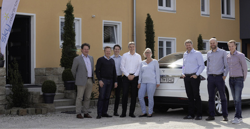 



Das Team von Sky Solaranlagen mit dem Ehepaar Heisig in der Mitte. Der oberbayerische Installationsbetrieb hat mittlerweile 13 Mitarbeiter – und wächst weiter.
