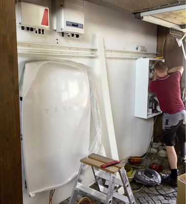 



Installation einer Powerwall beim Kunden: Neben den bevorzugten Marken wie Solarwatt oder Solar Frontier baut Sky Solaranlagen auch andere Komponenten ein, wenn dies der Kunde wünscht und die Qualität stimmt.
