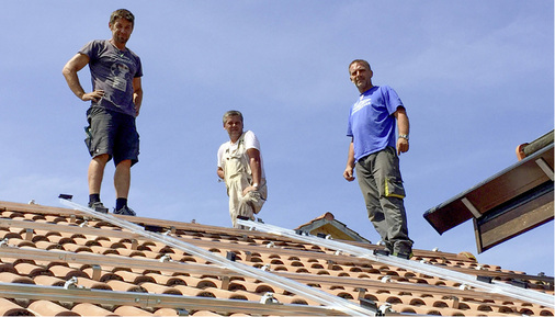 



Alles bereit zur Montage: Die Modulschienen sind montiert, nun können die Solarmodule aufs Dach gebracht werden.
