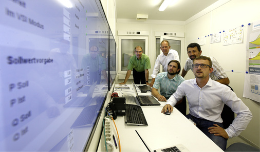 <p>
</p>

<p>
Gespannt verfolgen die Techniker in der Leitwarte, wie sich die Trennung vom Netz und der Schwarzstart der Versorgungsinsel auswirken.
</p> - © Foto: Siemens

