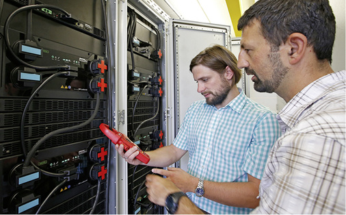 



Der Gewerbespeicher wurde von der Firma Ads-Tec angeliefert. Hält er ausreichend Kapazitäten vor, lässt sich der Inselbetrieb mehrere Stunden aufrechterhalten.
