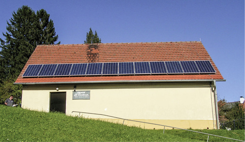 <p>
</p>

<p>
Optimal genutzt: Die Solaranlage auf dem Dach produziert dann den meisten Strom, wenn er auch zur Kühlung gebraucht wird.
</p> - © Foto: GAT-Solar

