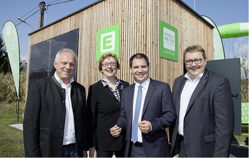 



Bei der Einweihung der Strombank. Der Speicher mit einem Volumen von zehn Kilowatt ist in einem separaten Häuschen untergebracht.
