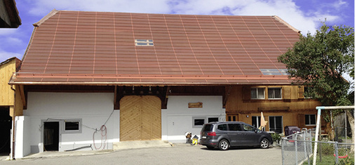 



Solaranlage mit ziegelroten Photovoltaikmodulen, verbaut mit Solrif®.
