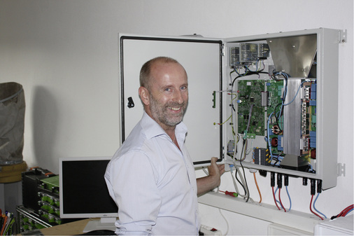 



Willi Mühlbauer am Ladekonverter, der die Batteriepakete ansteuert. Das Speichersystem wird DC-seitig eingebaut, um möglichst hohe Effizienz zu erzielen.
