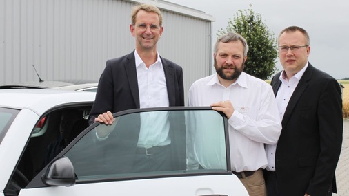 David Muggli (rechts) neben Sebastian Poensgen von Priogo (Mitte) und Professor Schuh, dem Erfinder des Street Scooters und des e.GO.