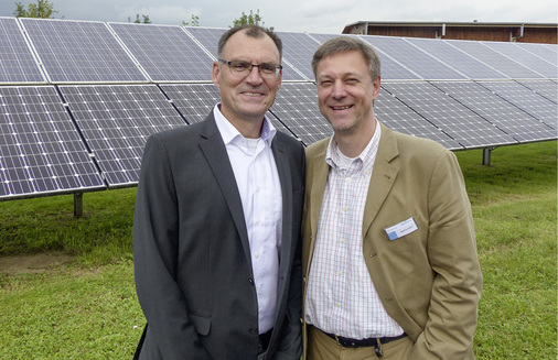 <p>
</p>

<p>
Auf dem Firmengelände in Hagen testet Kostal unterschiedliche Module. Markus Vetter (rechts) leitet das Marketing der Firma.
</p> - © Foto: Niels H. Petersen

