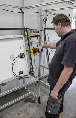 <p>
Prüfung eines Solarmoduls in der Werkstatt von Suncycle in Isseroda.
</p>

<p>
</p> - © Foto: HS

