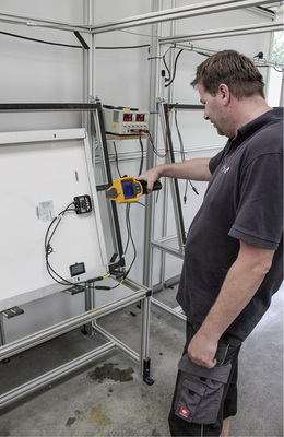 
Prüfung eines Solarmoduls in der Werkstatt von Suncycle in Isseroda.



