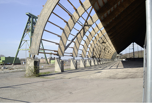 <p>
</p>

<p>
Die dicken Leimbinder auf beiden Seiten der Halle mussten alle saniert werden.
</p> - © Foto: Velka Botika

