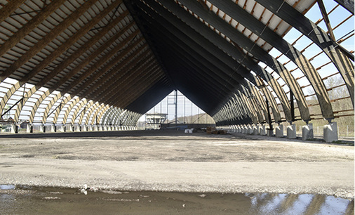 



Ein Blick in die leere Halle: Die Form erinnert an eine aufgeschnittene Zwiebel.
