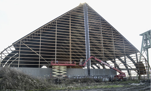 



Die Handwerker fangen mit der Montage der transparenten Wand an.

