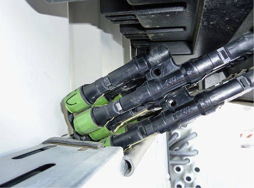 <p>
Die Isolation wird stark belastet, wenn Biegeradien nicht eingehalten werden – wie hier bei den Steckern.
</p>
<p>
</p> - © Foto: Eon/Michael Blödner
 
Die Isolation wird stark belastet, wenn Biegeradien nicht eingehalten werden – wie hier bei den Steckern.