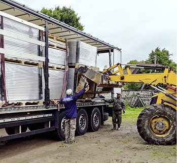 



Die Module werden abgeladen, nachdem die Ware vom Zoll geprüft und inspiziert wurde.
