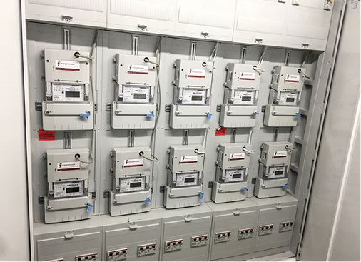 



Die Zähler sind gut zugänglich und übersichtlich im Schrank montiert.
