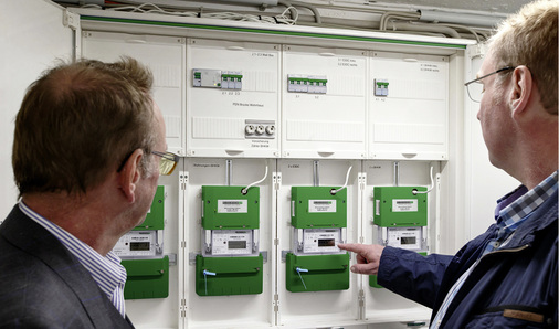 



Eigentümer Thomas Henne (links) und Solarexperte Holger Laudeley diskutieren über die Zähler.
