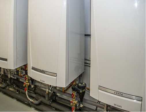 



Im Keller laufen vier Mikro-BHKW E-Vita 25s von Remeha.
