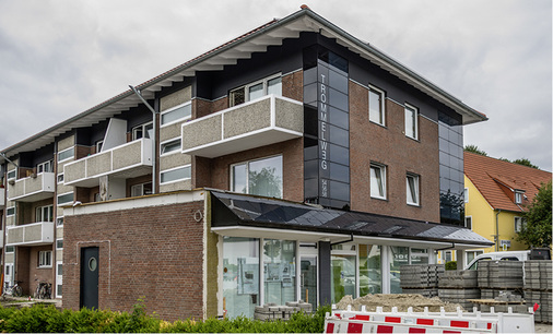 



Über der Ladenzeile wurde die Fassade mit Dünnschichtmodulen versehen.
