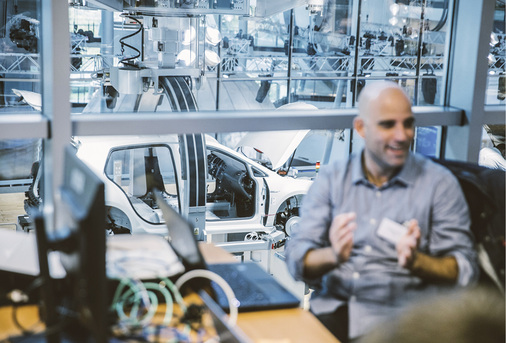 



Auf der Agenda in der Gläsernen Manufaktur von VW steht die intelligente Vernetzung von Autos und Gebäuden mit Photovoltaik.
