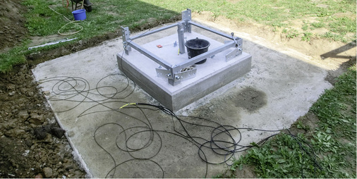 



Das Betonfundament benötigt wenig Platz.
