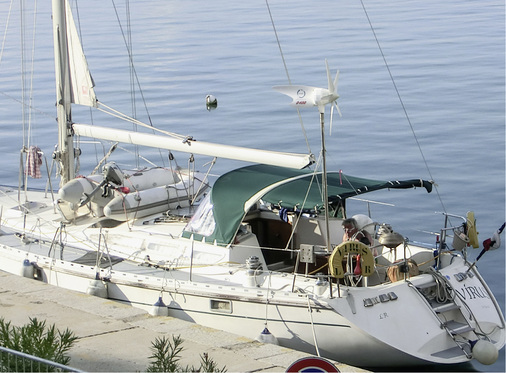 <p>
</p>

<p>
Eine Mikrowindanlage auf einem Segelschiff vor Sardinien: Auf See wird so Strom produziert, um die eigene Versorgung zu ergänzen.
</p> - © Foto: Jüttemann

