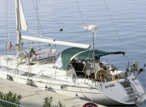 



Eine Mikrowindanlage auf einem Segelschiff vor Sardinien: Auf See wird so Strom produziert, um die eigene Versorgung zu ergänzen.
