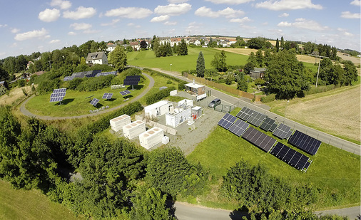 <p>
</p>

<p>
In Arzberg werden Solarmodule und Stromspeicher getestet.
</p> - © Foto: ZAE Bayern


