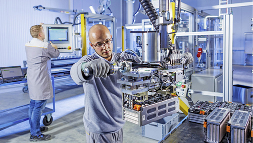 <p>
</p>
<p>
Bisher gibt es noch keine nennenswerte Fertigung von Lithiumzellen in Deutschland. Dieses Geschäft dominieren asiatische Anbieter aus Japan, Korea und China.
</p> - © Foto: EES EU
 
Bisher gibt es noch keine nennenswerte Fertigung von Lithiumzellen in Deutschland. Dieses Geschäft dominieren asiatische Anbieter aus Japan, Korea und China.