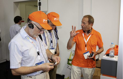 



Letzter Check der Audiosysteme vor dem Start der Touren.
