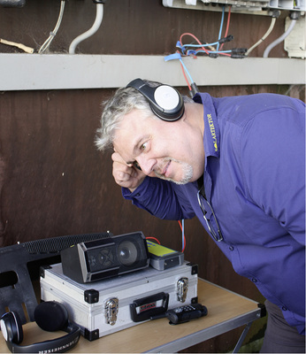 <p>
Oliver Lenckowski demonstriert die Signalübertragung an die Funkkopfhörer – die Hände bleiben frei.
</p>

<p>
</p> - © Foto: Heiko Schwarzburger

